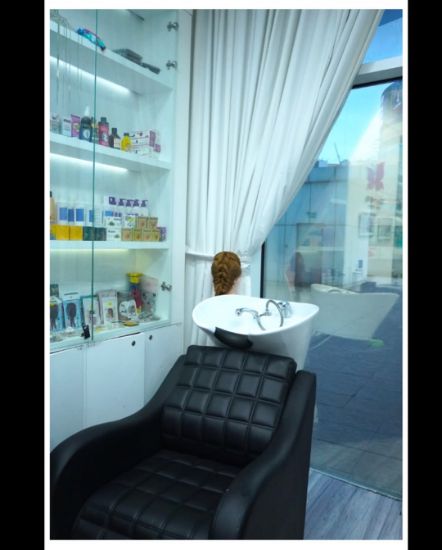 Picture of صالون نسائي مجهز في السالمية بجانب مرينا مول